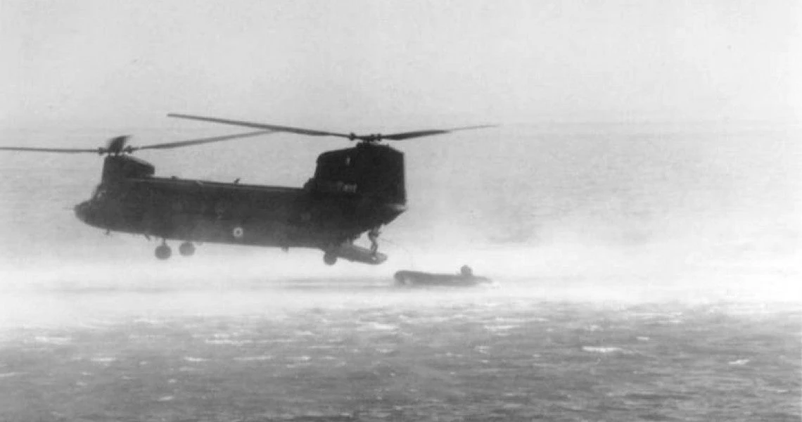 «Είμαστε εδώ και σας περιμένουμε» – Σε ετοιμότητα οι ΕΔ – Κοντά στις Οινούσσες τα «βατράχια» – Εντυπωσιακό βίντεο με Helocasting από τους επίλεκτους